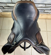 Load image into Gallery viewer, 17” XW Silhouette Dual/Double Flap Jump Saddle - Black/Brown