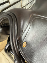 Load image into Gallery viewer, 17 1/2” Medium Morris &amp; Nolan High Wither Gold GP Saddle - Brown