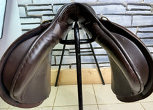 Load image into Gallery viewer, 18” MN Oakfield Hunt/Jump Saddle - Brown