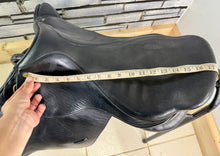 Load image into Gallery viewer, 17 1/2” Wide Eric Thomas Close Contact Jump Saddle - Black