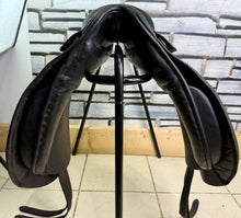 Load image into Gallery viewer, 17” Medium Albion Lux Dressage Saddle - Brown
