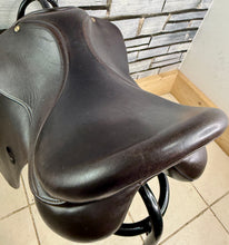 Load image into Gallery viewer, 17 1/2” MW Saferide English GP Saddle - Brown