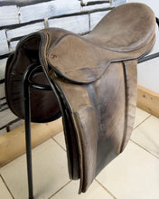 Load image into Gallery viewer, 18” XW Olney (Fylde Marjory) Suede Show/Working Hunter Saddle -Brown- Suede Top