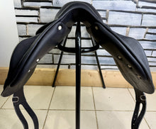 Load image into Gallery viewer, 16 1/2” MW Antares Connexion Monoflap Pony Jump Saddle - Black - Medium Wide