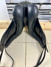 Load image into Gallery viewer, 17” MW Sue Carson Kestrel Monoflap Dressage Saddle - Black