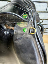 Load image into Gallery viewer, 17” MW Oakland House Saddlery GP/Jump Saddle - Black - Cob Medium Wide