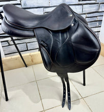Load image into Gallery viewer, 17 1/2” MW Devoucoux Chiberta O Monoflap Jump Saddle - Brown