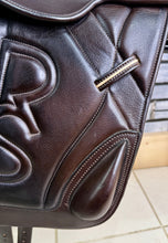 Load image into Gallery viewer, 16 1/2” Wide R.S. Saddles Excelle Monoflap Jump Saddle - Brown