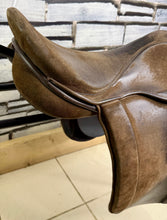 Load image into Gallery viewer, 18” MW Fylde Marjory Suede Show/Working Hunter Saddle -Brown- Suede Top