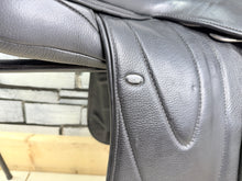 Load image into Gallery viewer, Size 2/18” Changeable Gullet Width 3 Wow Competitor Dressage Saddle - Black
