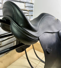Load image into Gallery viewer, 16 1/2” MW Farrington Centreline Dressage Saddle - Black