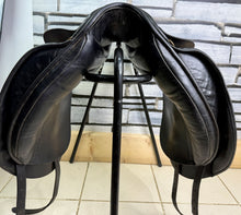 Load image into Gallery viewer, 17 1/2” MW Ideal/Crown Toshina Dressage Saddle - Black