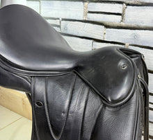 Load image into Gallery viewer, Size 2/18” Changeable Gullet Width 3 Wow Competitor Dressage Saddle - Black