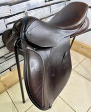 Load image into Gallery viewer, 17” 32/Wide Stubben Juventus Jump Saddle - Brown