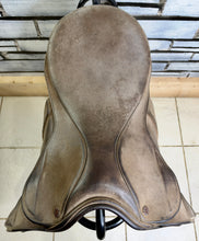 Load image into Gallery viewer, 18” XW Olney (Fylde Marjory) Suede Show/Working Hunter Saddle -Brown- Suede Top