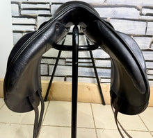 Load image into Gallery viewer, 17” Medium - MW Equipe Synergy Monoflap Jump Saddle - Black