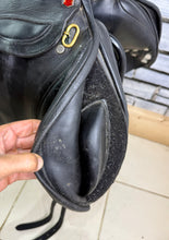 Load image into Gallery viewer, 18” MW Albion Kontact Monoflap Jump Saddle - Black - Moveable Blocks