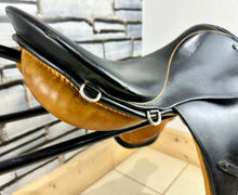 Load image into Gallery viewer, 18” MW (Fit 31) Stubben Siegfried Extra GP/Jump Saddle - Black/Tan