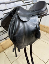 Load image into Gallery viewer, 17” Medium - MW Equipe Synergy Monoflap Jump Saddle - Black