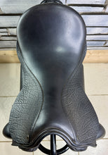 Load image into Gallery viewer, 17” Medium County Saddlery Fusion Dressage Saddle - Black