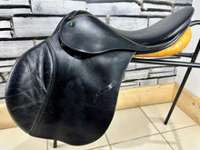 Load image into Gallery viewer, 18” MW (Fit 31) Stubben Siegfried Extra GP/Jump Saddle - Black/Tan