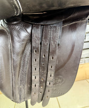 Load image into Gallery viewer, 18” Wide Black Country Working Hunter Saddle - Brown
