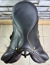 Load image into Gallery viewer, 17 1/2” MN Kruger MonoFlap Jump Saddle - Brown - High Wither - Jumping/XC - TB ROR