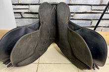 Load image into Gallery viewer, 17” Wide Thorowgood Griffin Cob GP Saddle - Black - Lightweight Synthetic - Flat Tree - 4 Straps