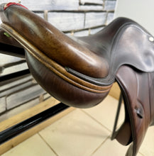 Load image into Gallery viewer, 17” +1 (MW) Equipe Synergy Jump Saddle - Brown - Double Flap