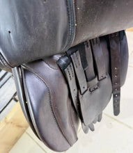 Load image into Gallery viewer, 17” Wide Farrington Burford Event Cob Saddle - Brown