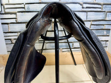 Load image into Gallery viewer, 18” 29.5/MW Stubben Romanus Show/Working Hunter Saddle - Brown