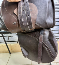 Load image into Gallery viewer, 17” MW/Wide Whitaker Madrid Jump Saddle - Brown