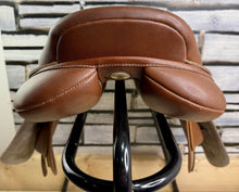 Load image into Gallery viewer, 16 1/2” MW/Changeable Gullet Wintec Jump Saddle - Tan
