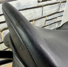 Load image into Gallery viewer, 17 1/2” Wide/Changeable Gullet Wintec 500 GP Saddle - Black