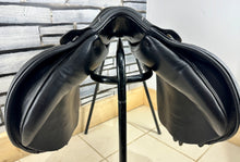 Load image into Gallery viewer, 17 1/2” MW/Wide Whitaker Venice Jump Saddle - Black