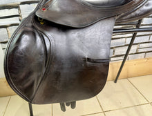 Load image into Gallery viewer, 17 1/2” Medium Albion Kontrol Forward Flap Jump Saddle - Brown