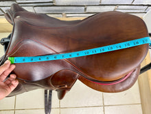 Load image into Gallery viewer, 17 1/2” MW Devoucoux Chiberta O Jump Saddle - Brown