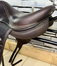 Load image into Gallery viewer, 17” MW Voltaire Lexington Monoflap Jump Saddle -2021- Brown