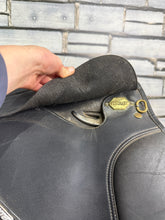 Load image into Gallery viewer, 17” 3XW/Changeable Gullet Wintec Wide Cob GP Saddle - Black