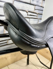 Load image into Gallery viewer, 17 1/2” Wide Penwood Close Contact Dressage Saddle - Black