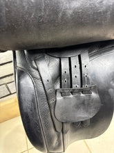 Load image into Gallery viewer, 17 1/2” XW Black Country WH/Show Saddle - Dark Havana