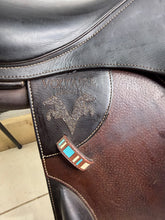 Load image into Gallery viewer, 17” MW Voltaire Lexington Monoflap Jump Saddle -2022- Brown
