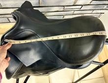 Load image into Gallery viewer, 17” MW Sue Carson Kestrel Monoflap Dressage Saddle - Black