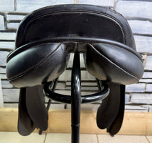 Load image into Gallery viewer, 18 1/2” Medium Hayes GP/Jump Gents English Hunting Saddle - Black