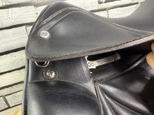 Load image into Gallery viewer, 17” MW/Changeable Gullet Premier Equine Monoflap Dressage Saddle - Black