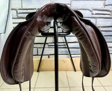 Load image into Gallery viewer, 17 1/2” Wide Barnsby USDF Dressage Saddle - Brown