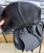 Load image into Gallery viewer, 15” - 15 1/2” MW Whitaker Junior Pro Jump Saddle - Black - Full Leather - Heat Adjustable