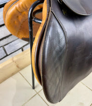 Load image into Gallery viewer, 18 1/2” Medium (Fit 30) Stubben Siegfried Extra GP/Jump Saddle - Black/Tan