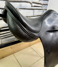 Load image into Gallery viewer, 17” MW Harry Dabbs Taurus Forward Cut GP Saddle -Black- Upswept Panels