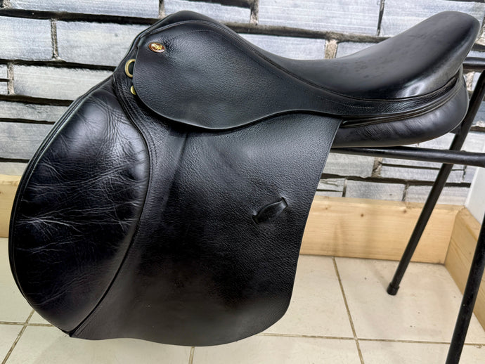 17 1/2” MW Eric Thomas Jump Saddle - Black